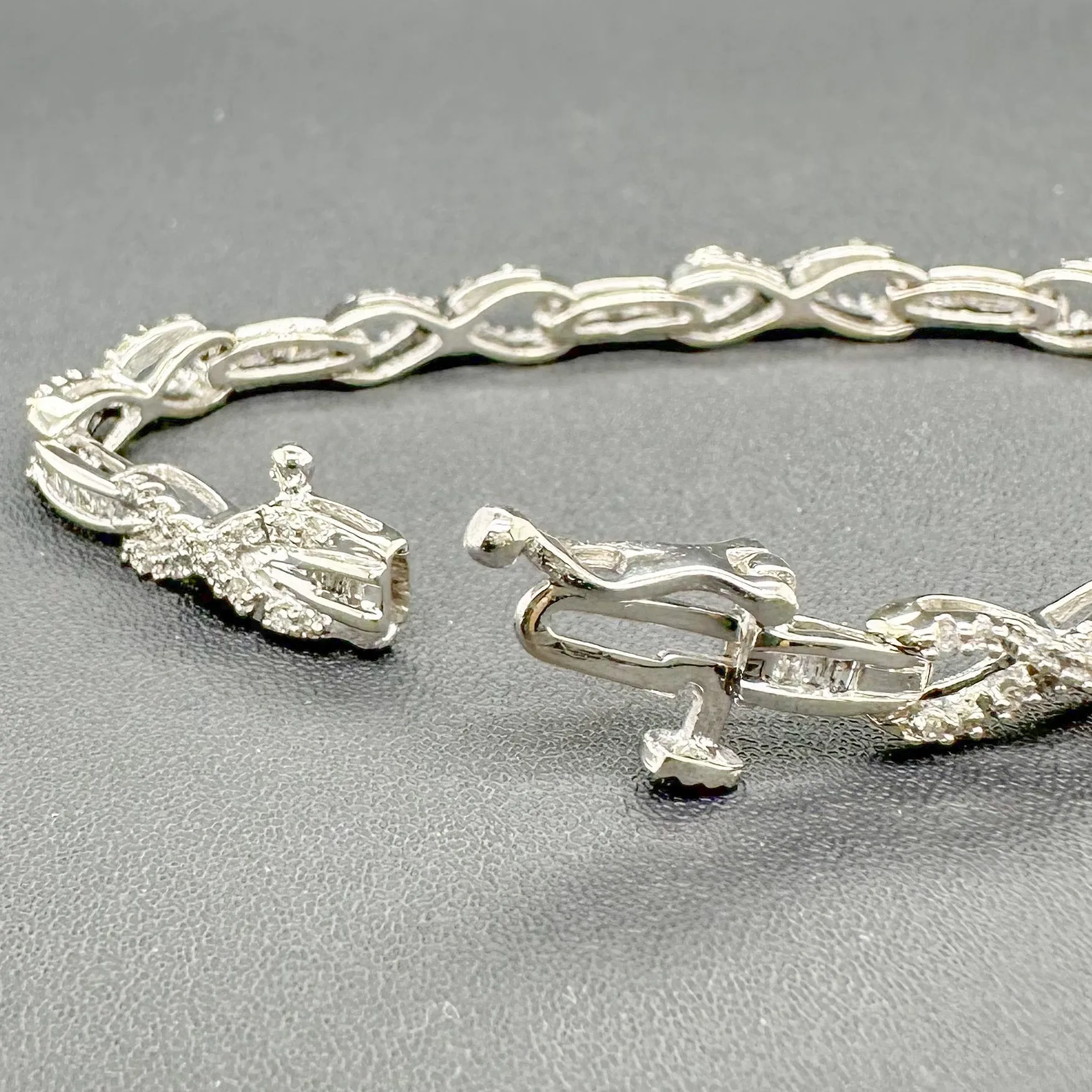 Estate 10K W Gold 0.69ctw G-H/SI1-2 Diamond Bracelet